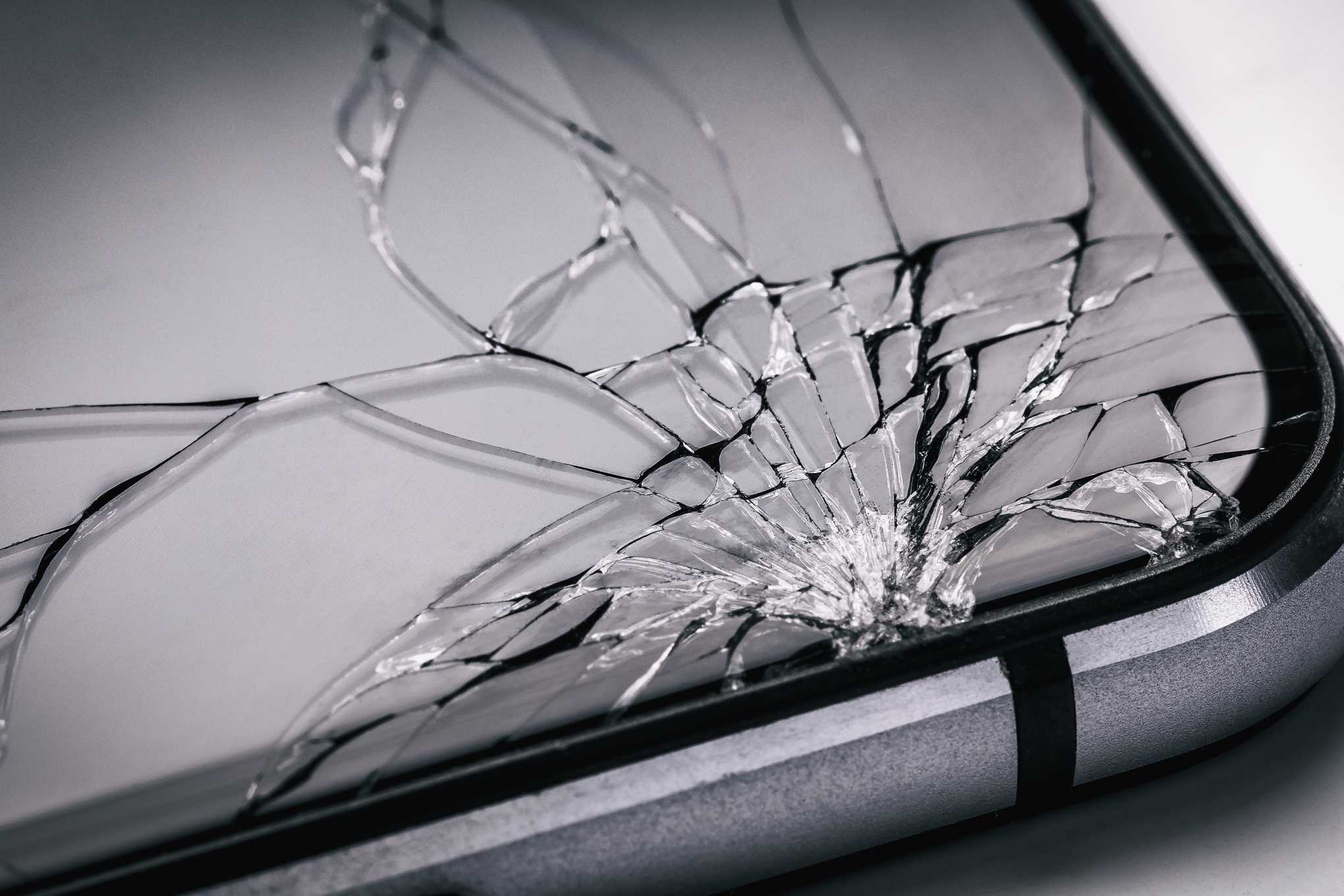 Puhelin, jonka näyttö on rikki.