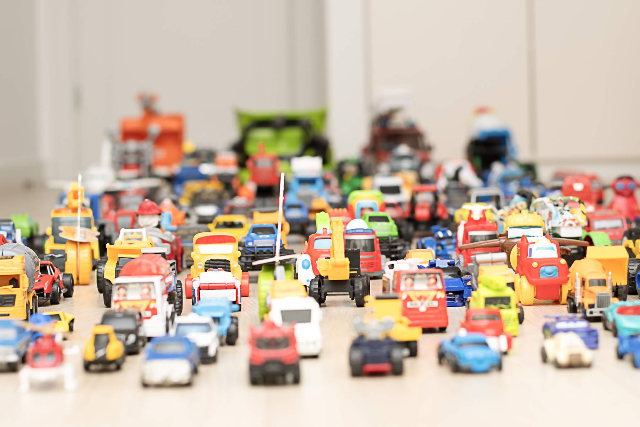 Useita leikkiautoja.