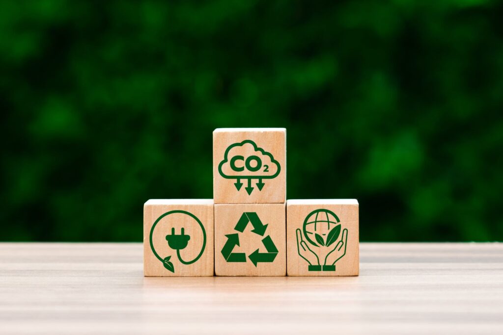 Puisia palikoita, joissa on ympäristömerkkejä.