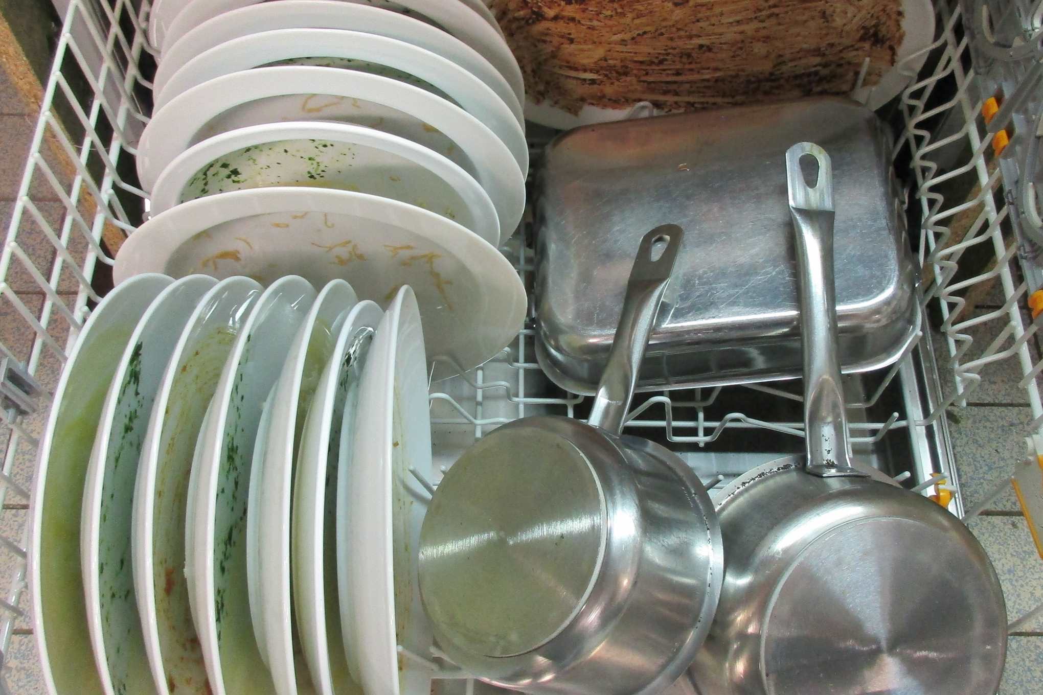 Likaisia astioita astianpesukoneessa.