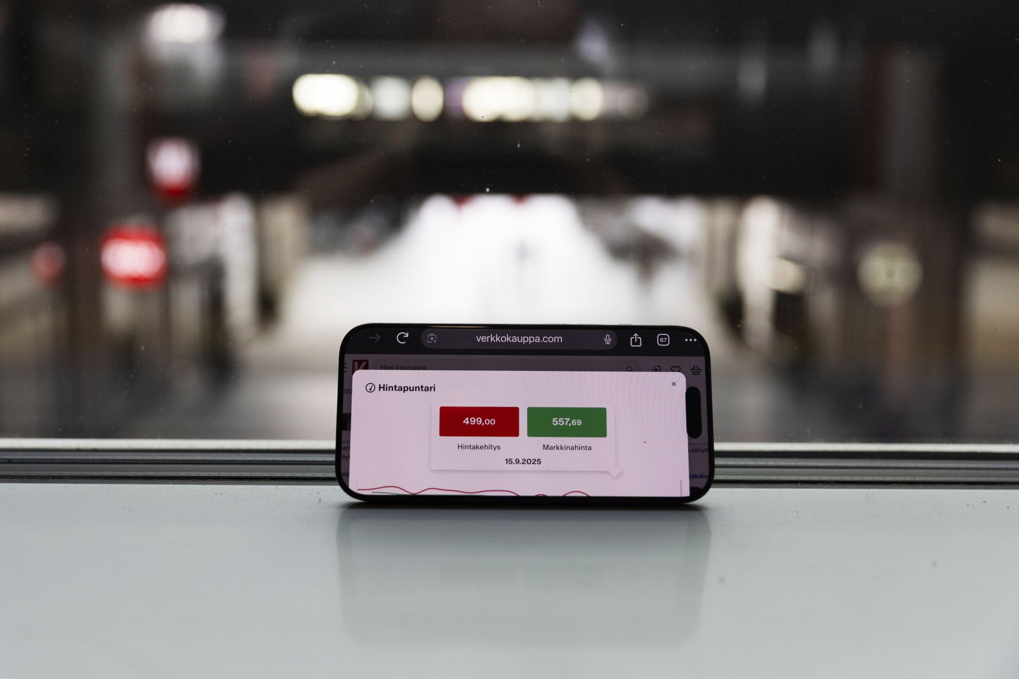 Puhelin, jonka näytöllä on hintapuntari.