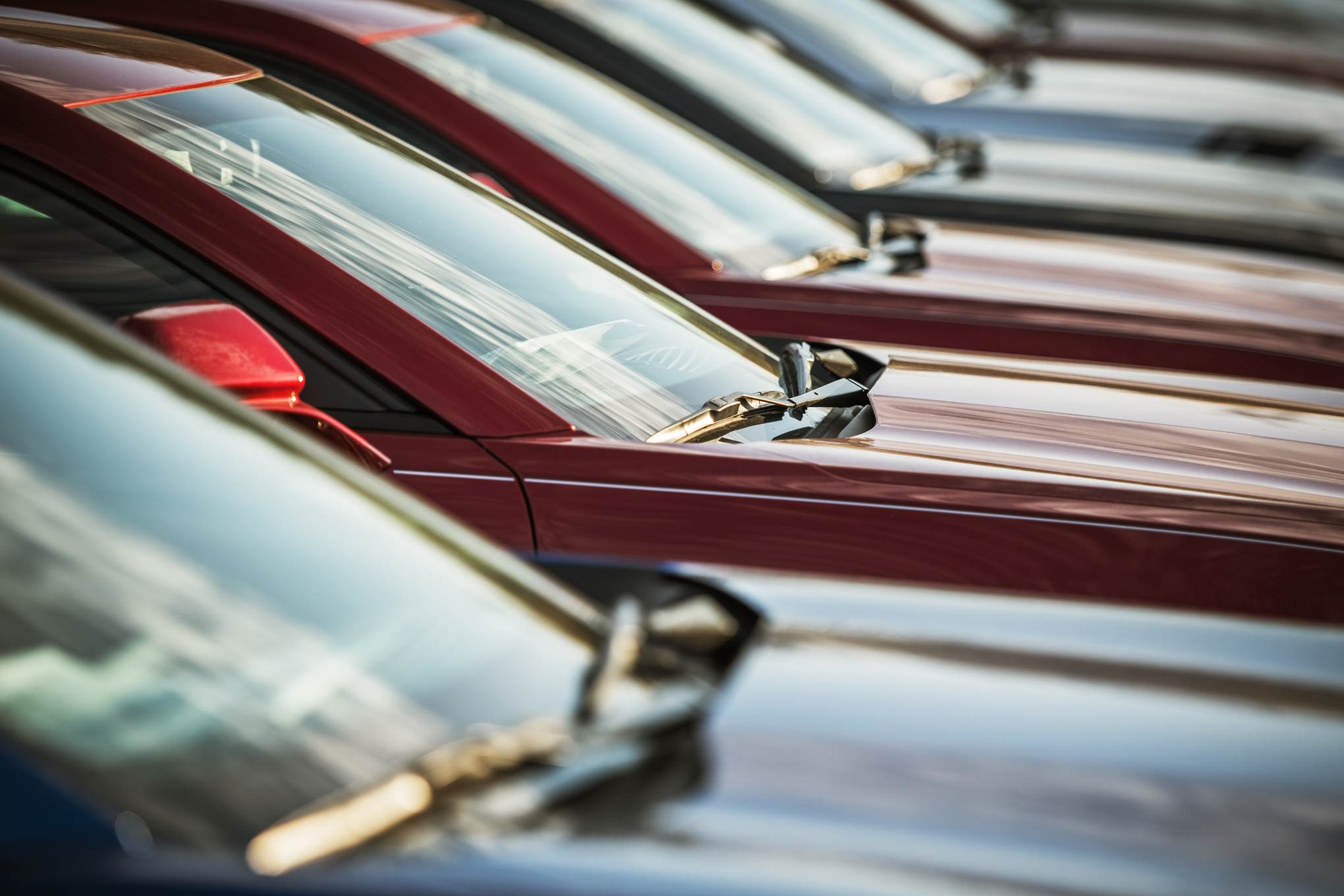 Autoja parkkipaikalla.