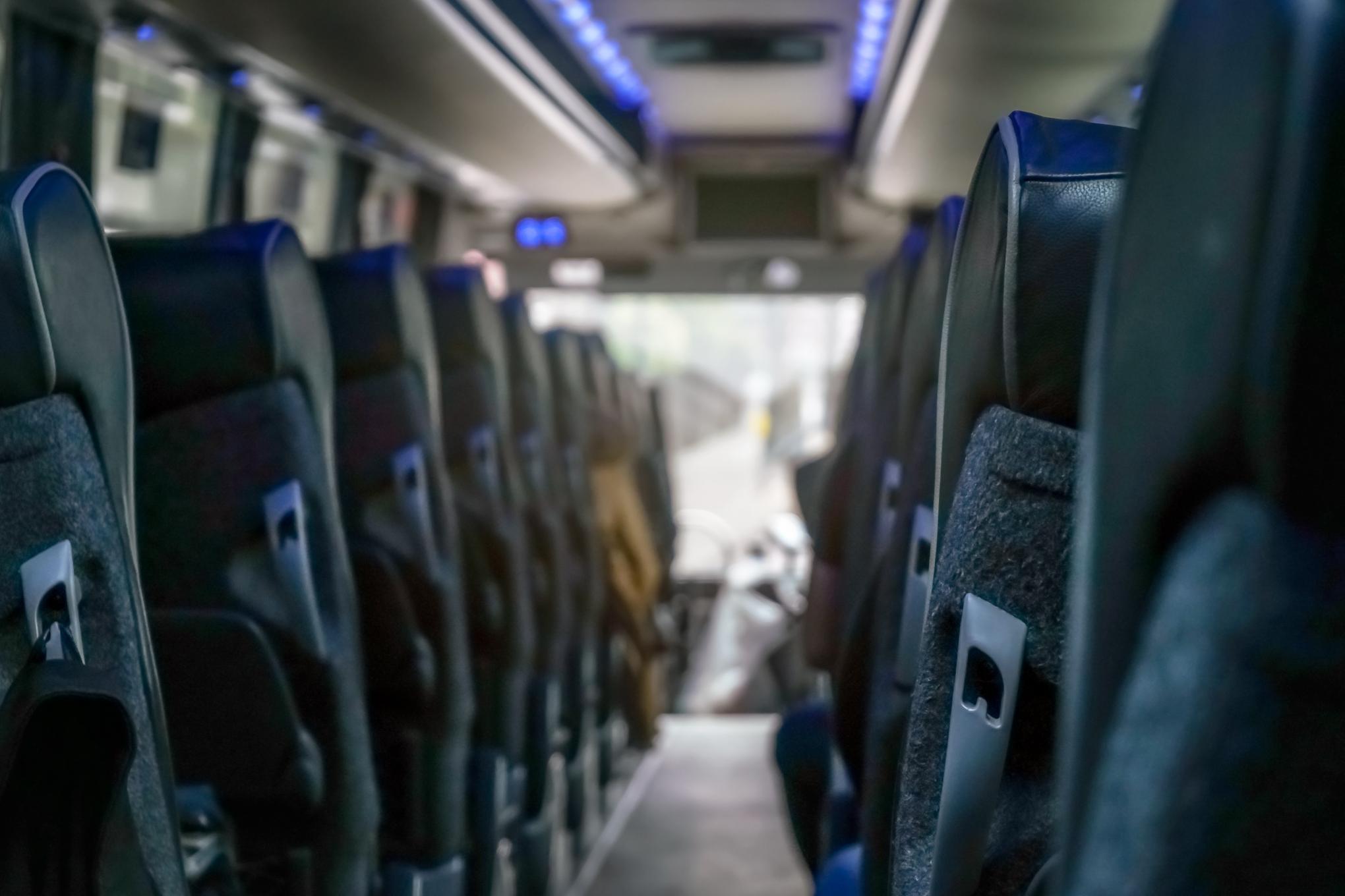 Linja-auton matkustamo.