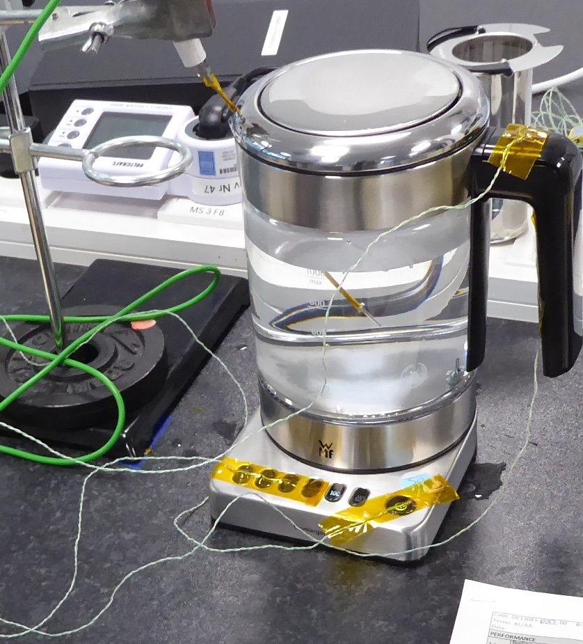 Vedenkeitin ja testauslaitteistoa laboratoriossa.