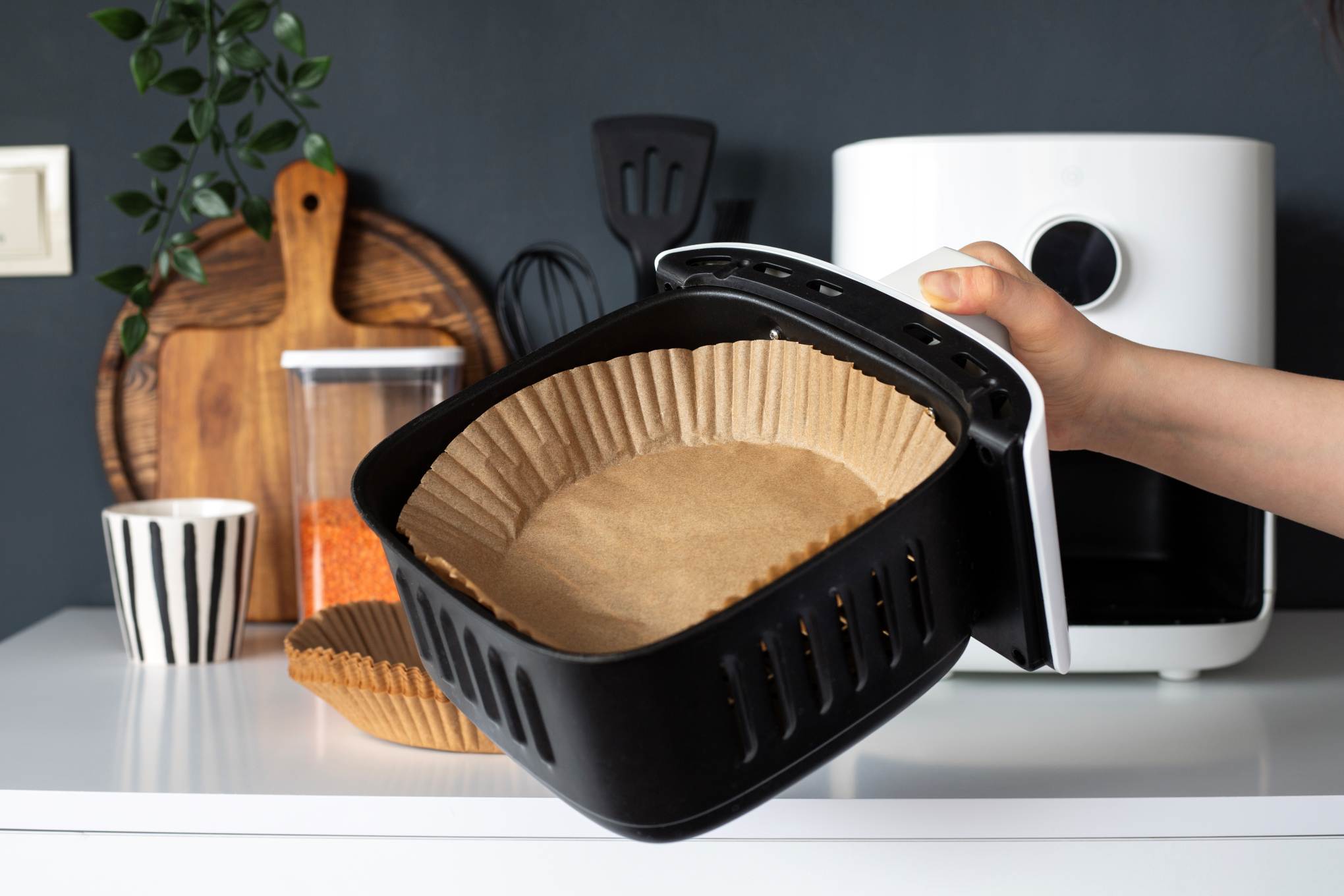 Airfryerin paistokori, jossa on suojapaperi.