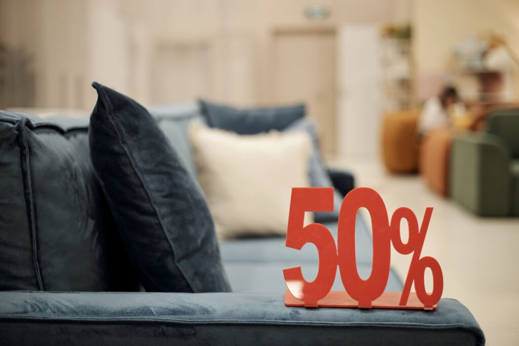 Sohva, jonka päällä on alennuskyltti.