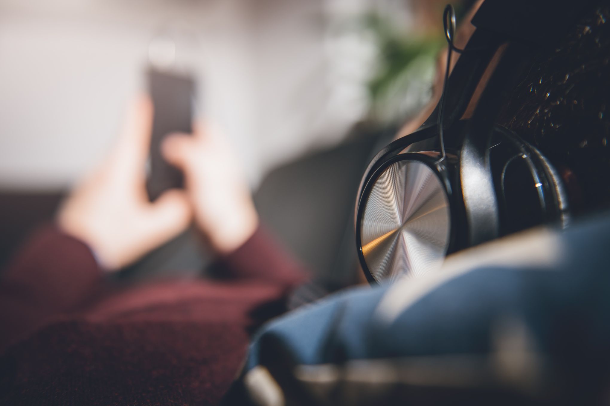 Henkilöllä on päässään vastamelukuulokkeet.