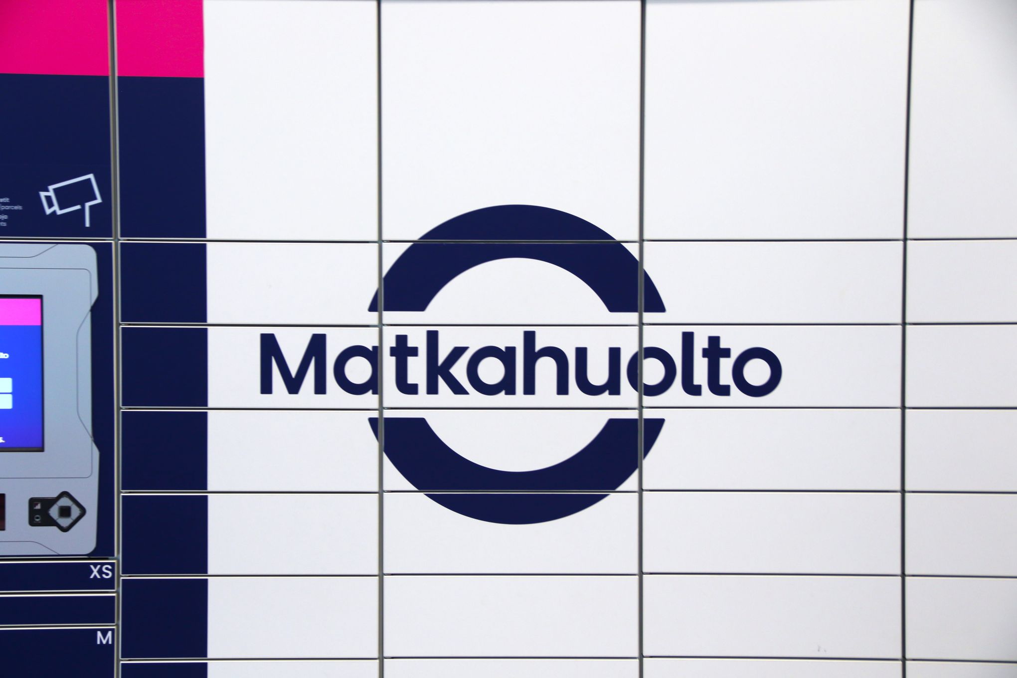 Matkahuollon pakettiautomaatti.