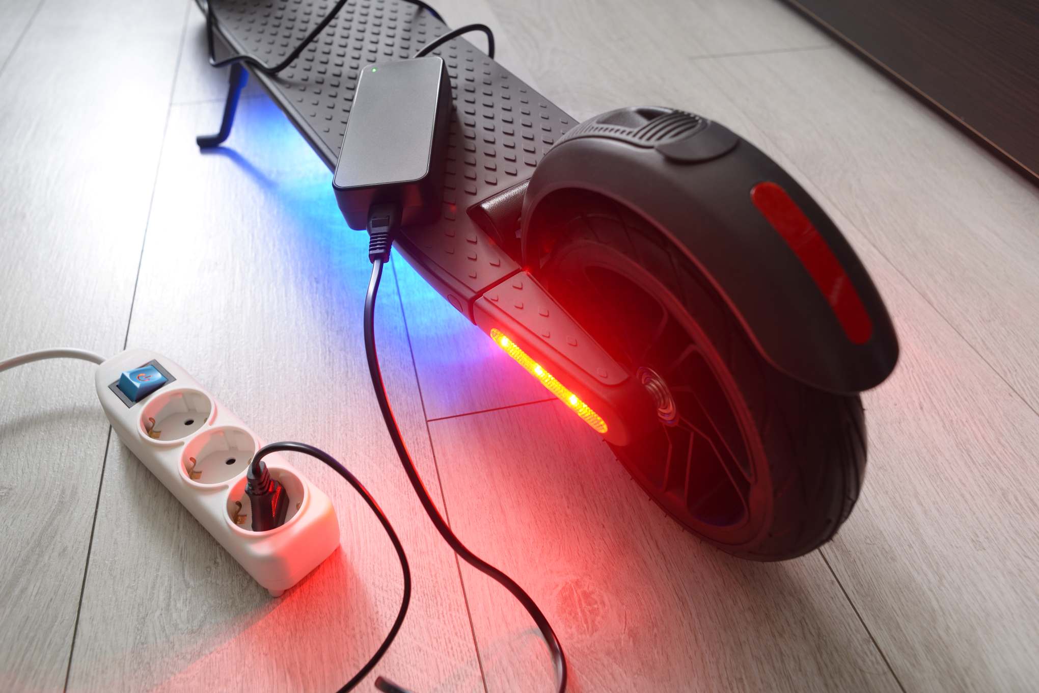 Sähköpotkulauta, jota ladataan.