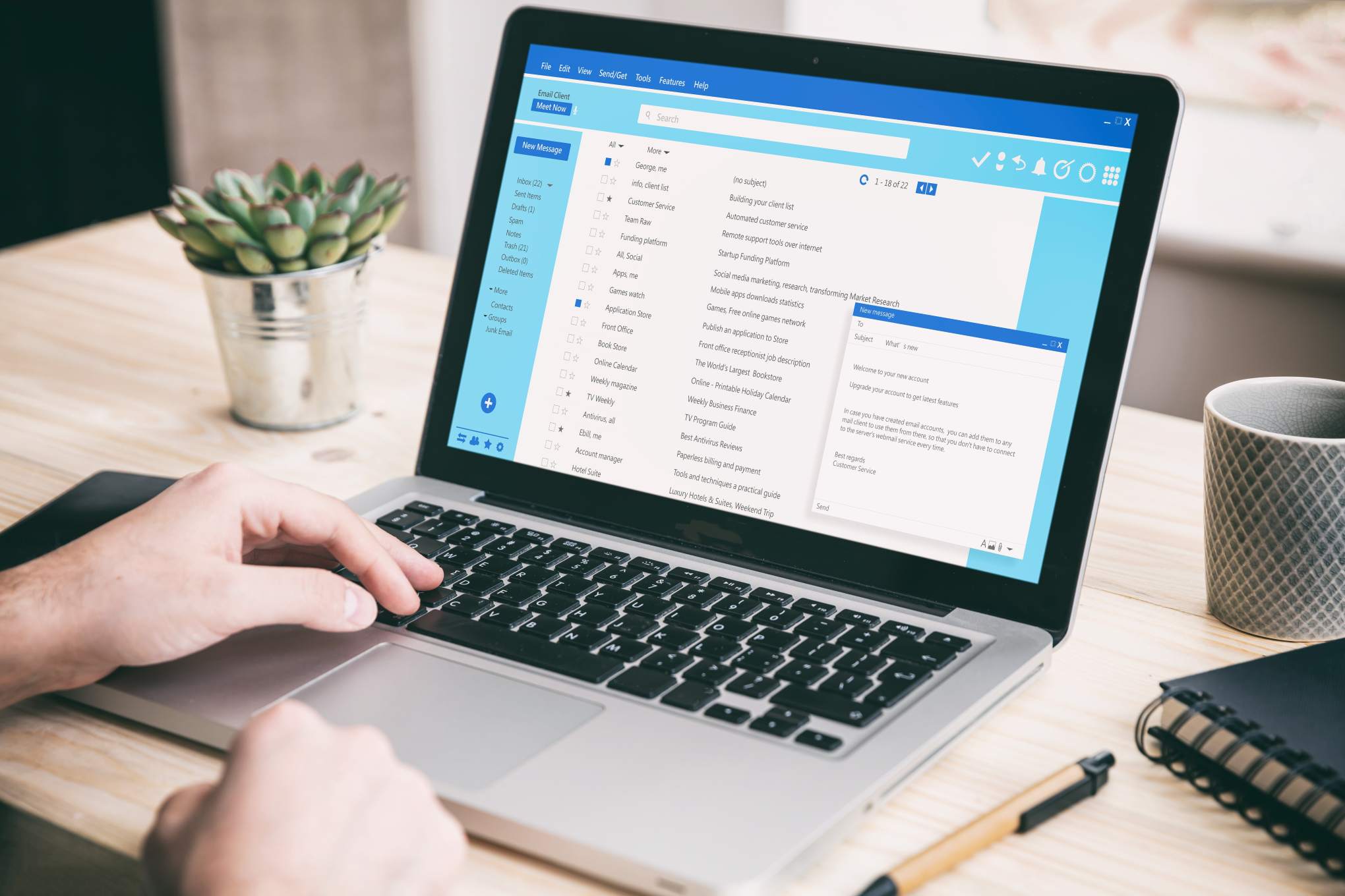 Henkilö käyttämässä kannettavaa tietokonetta.