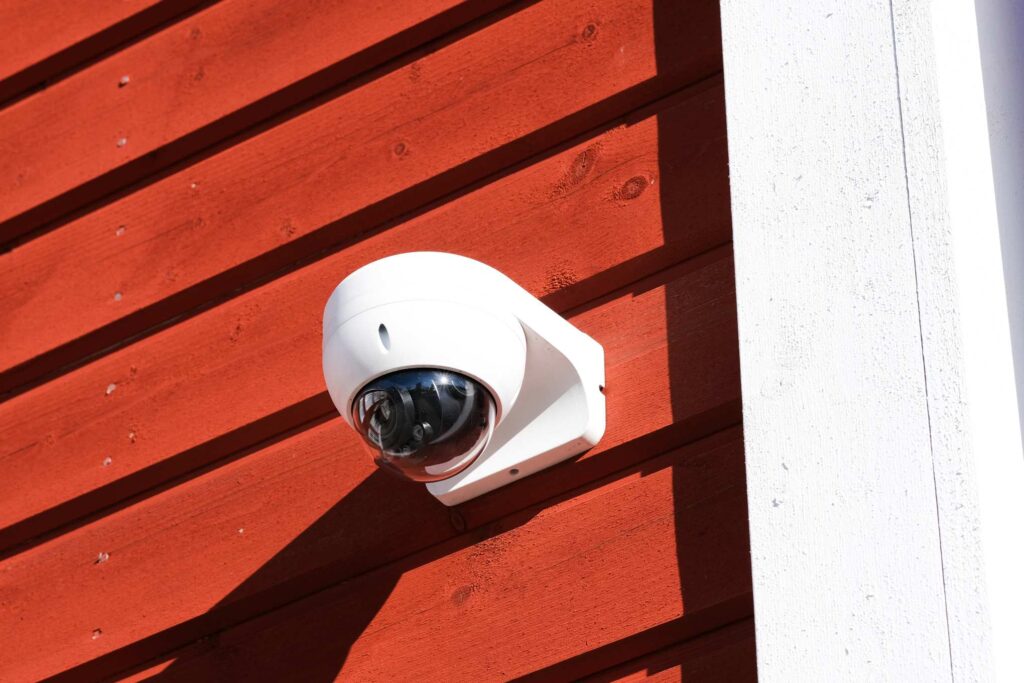 Talon seinään kiinnitetty valvontakamera.