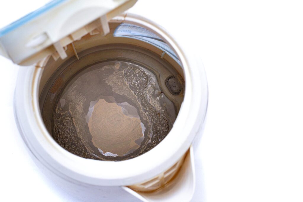 Likainen vedenkeitin.