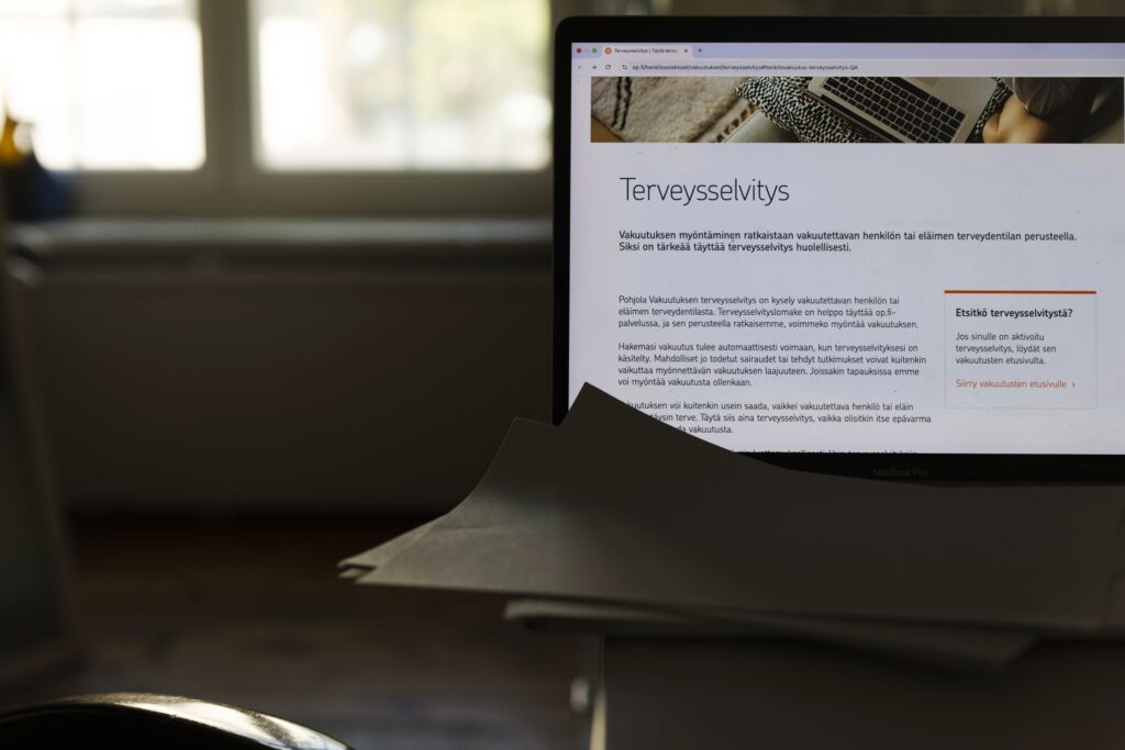 Tietokone ja paperia.