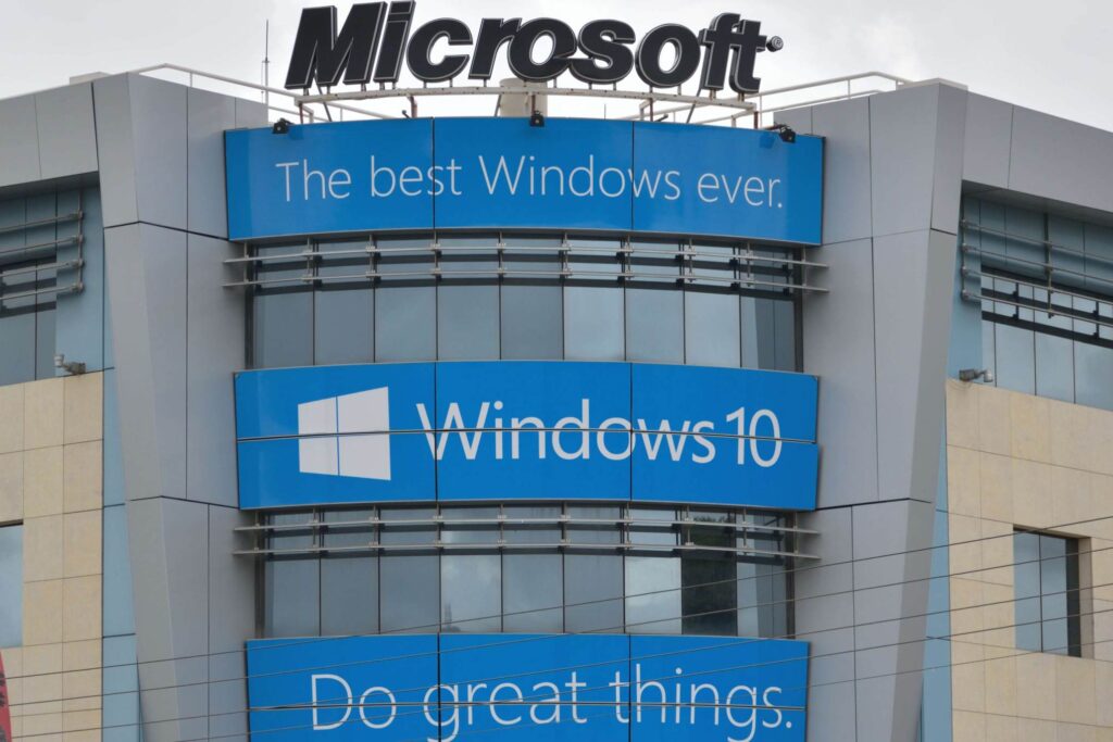 Rakennus, jossa on Microsoftin ja windowsin logot.