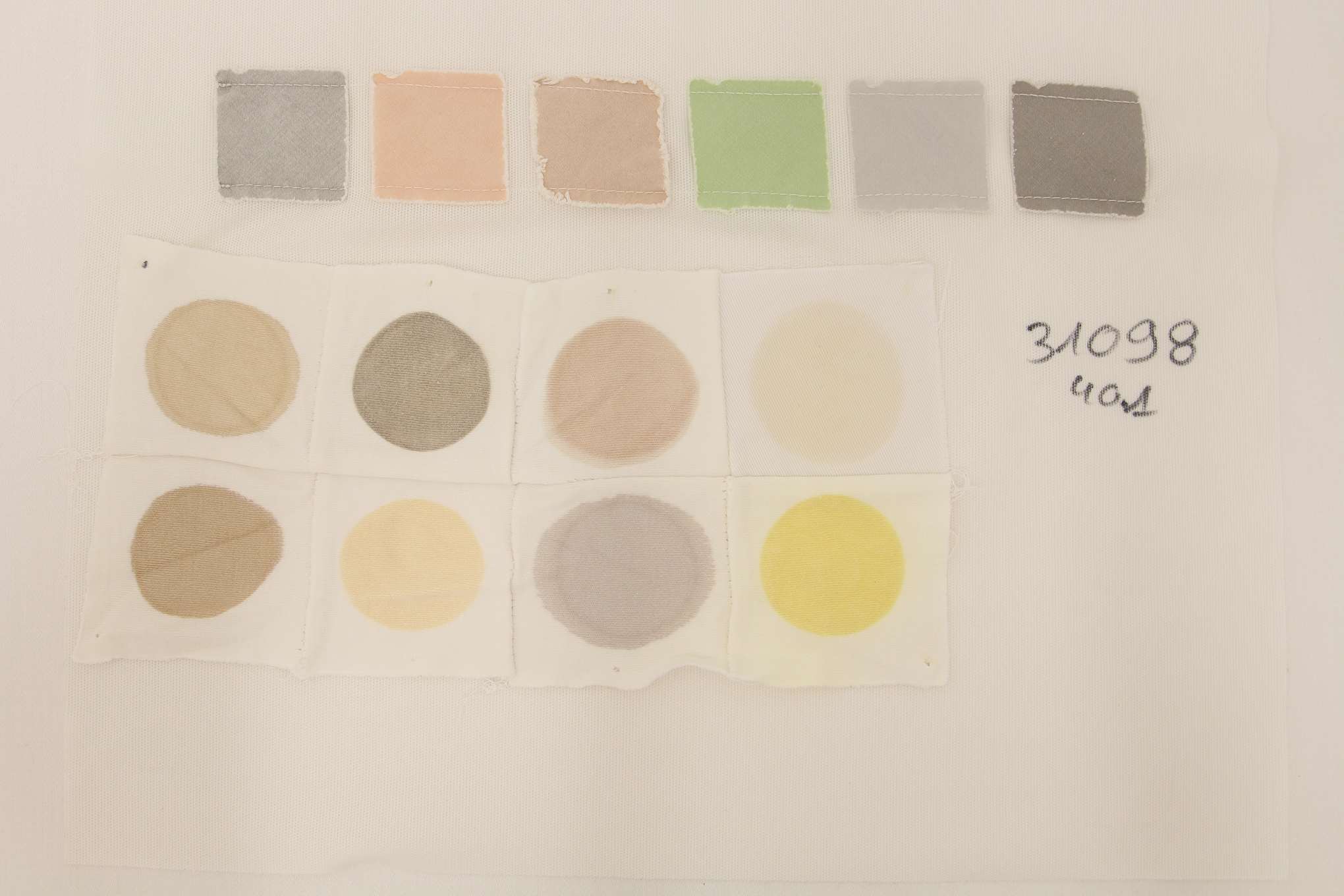 Kangaspala, jossa on värikkäitä tahroja.