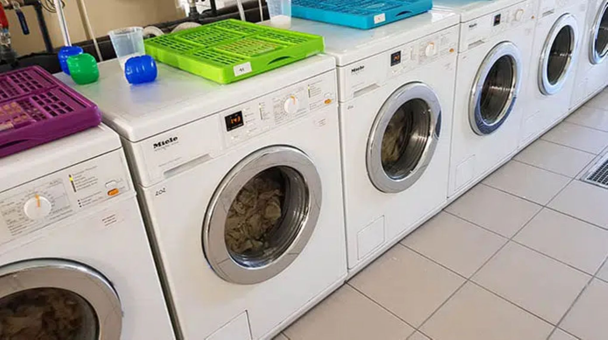Pesukoneita laboratoriossa.