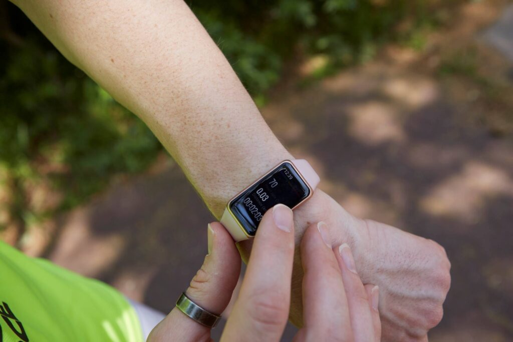 Henkilöllä on kädessään älykello.