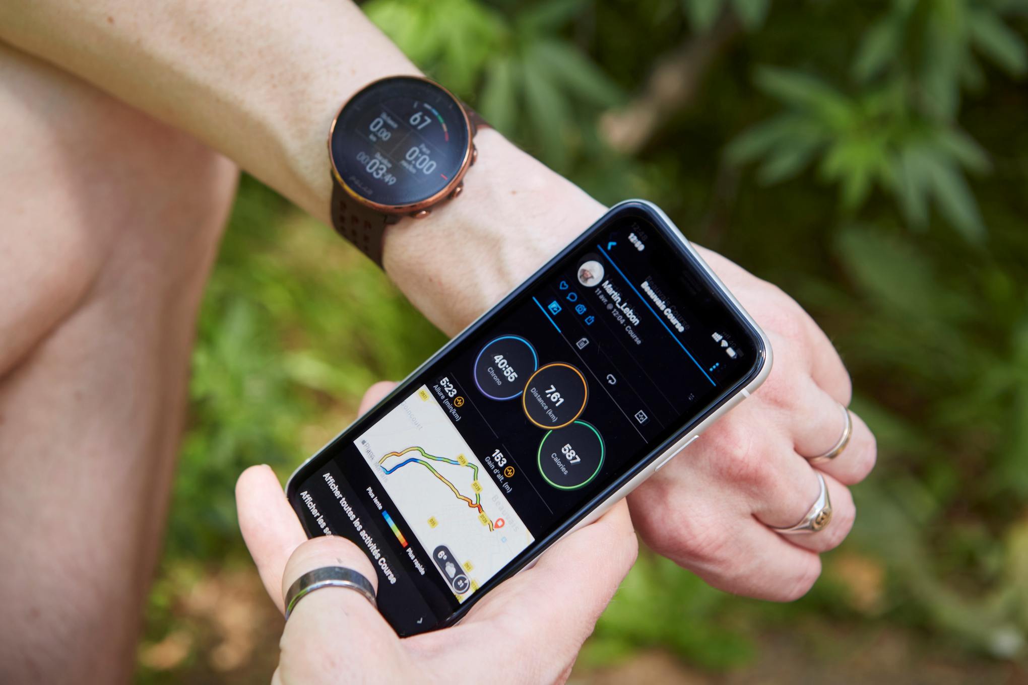 Henkilöllä on älykello ja puhelin.