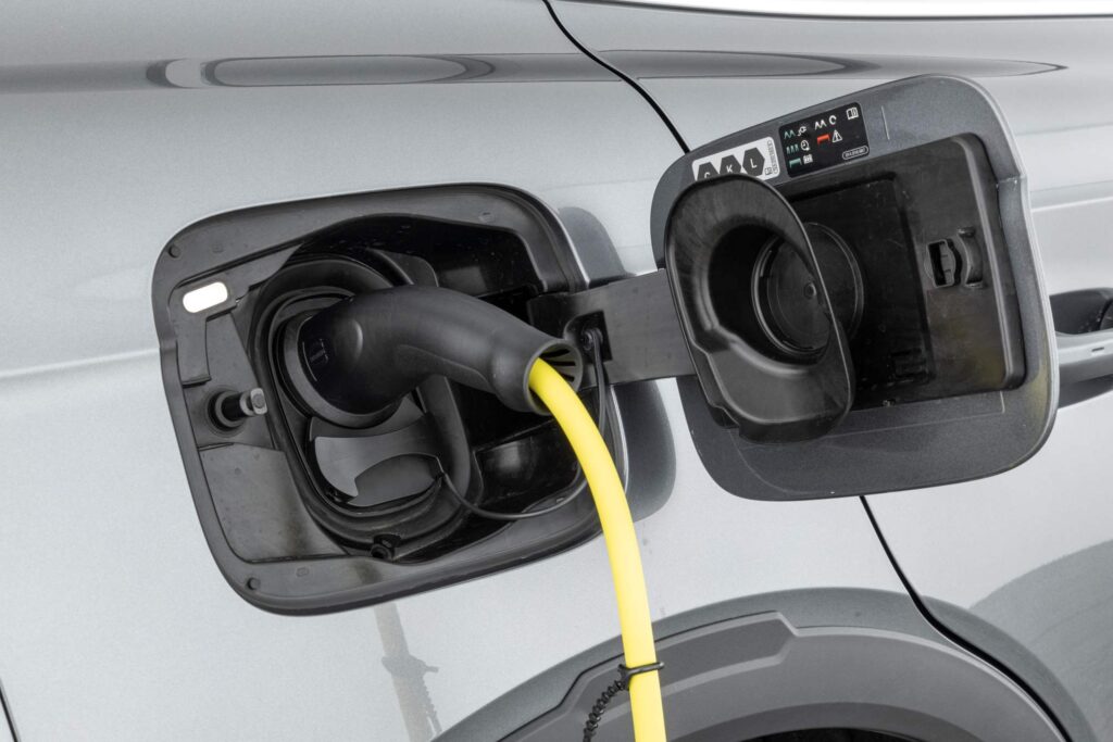 Sähköauto latauksessa.