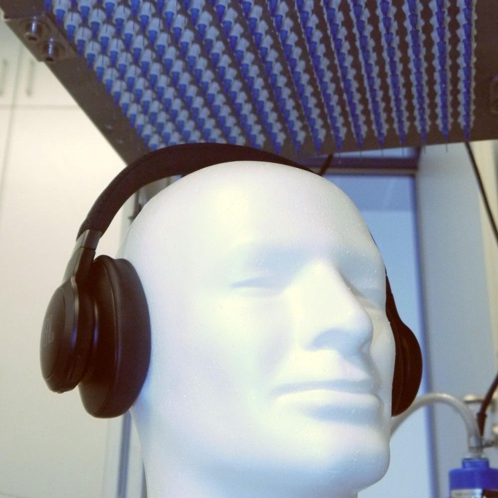 Kuulokkeet testasulaboratoriossa.