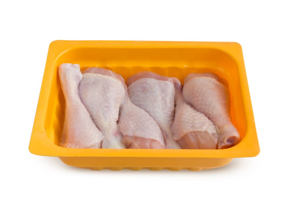 Broilerin koipia muovirasiassa.