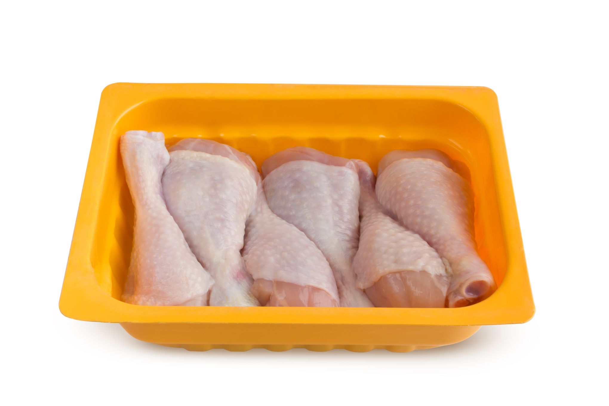 Broilerin koipia muovirasiassa.