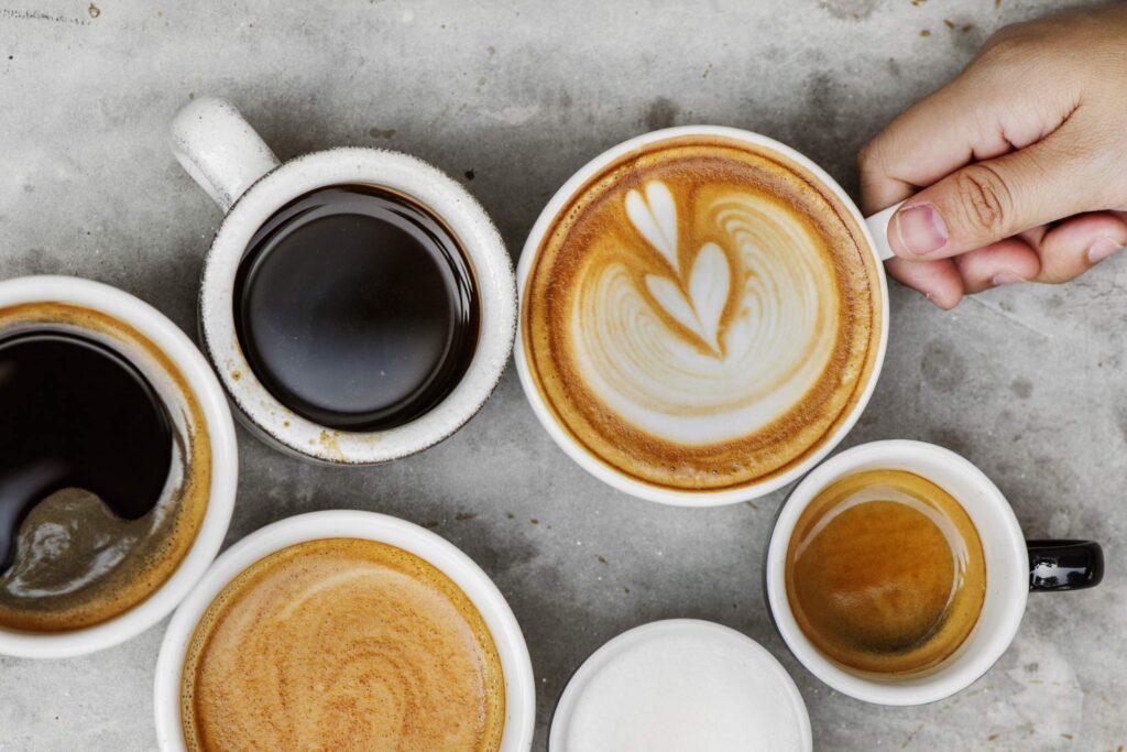 Erilaisia kahvijuomia.