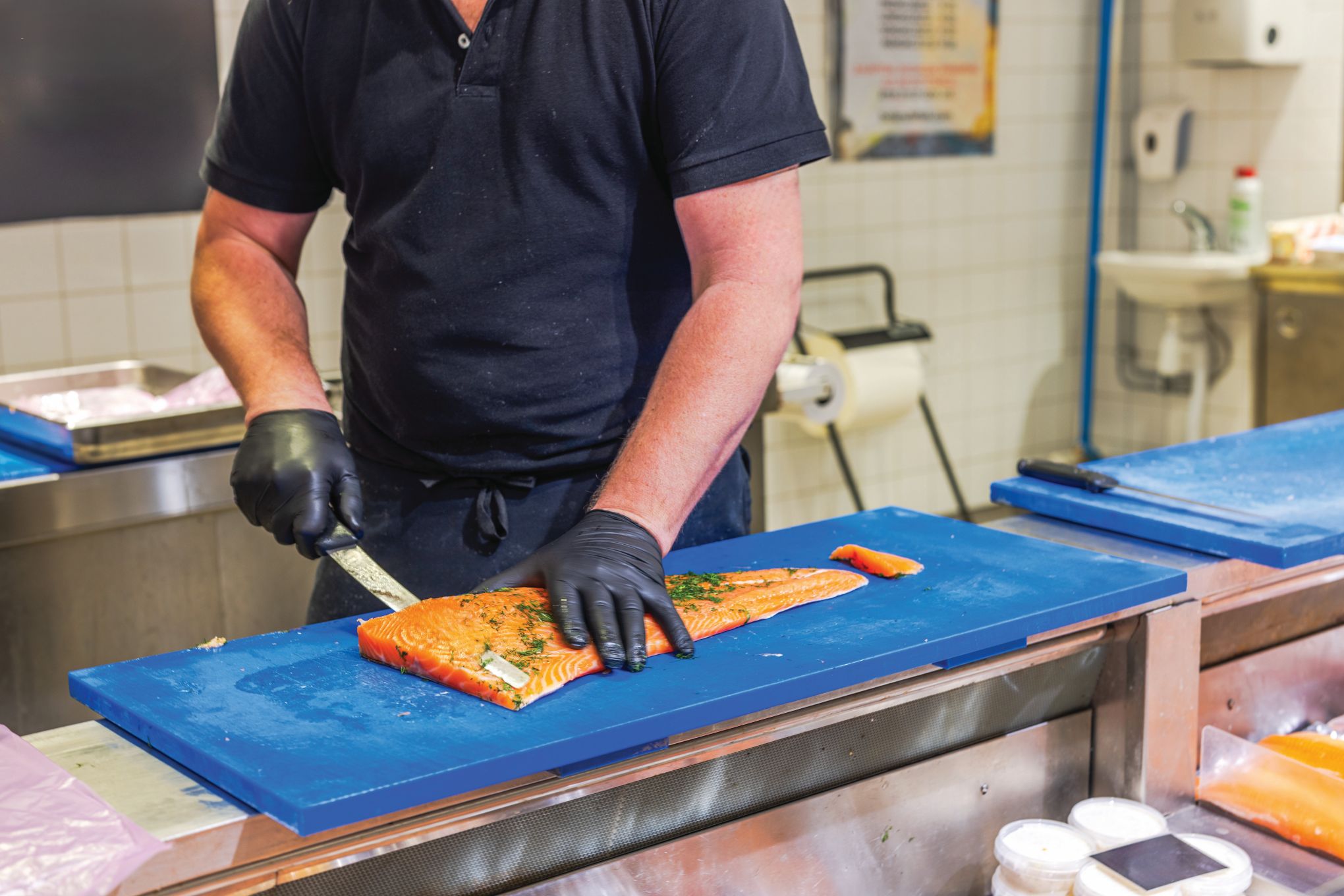 Kalan fileointi kalatiskillä.