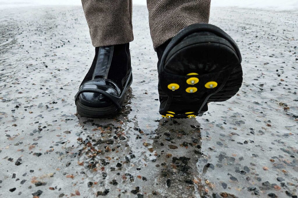 Kengät, jonka pohjissa on liukuesteet.