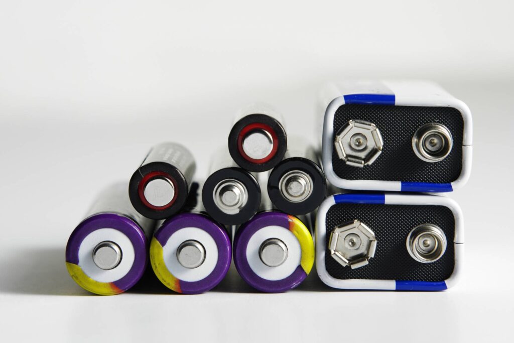 Kannattaako valita alkaliparisto vai litiumparisto? Selvitimme paristojen keskeisimmät erot ja käyttötarkoitukset