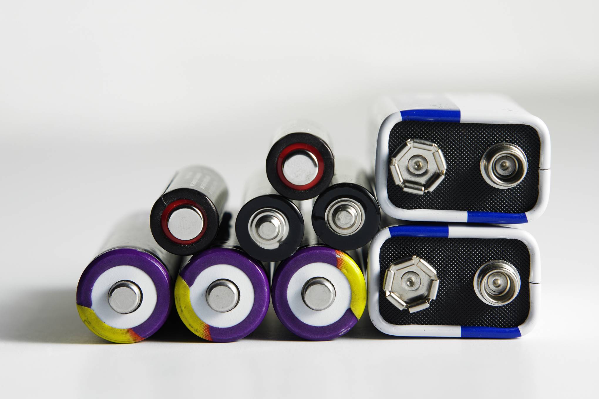 Erilaisia paristoja.