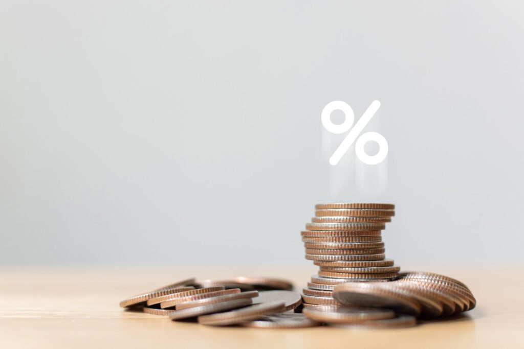 Kolikoita ja prosentti-merkki.