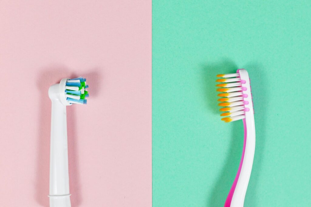 Sähköhammasharja ja tavallinen hammasharja.