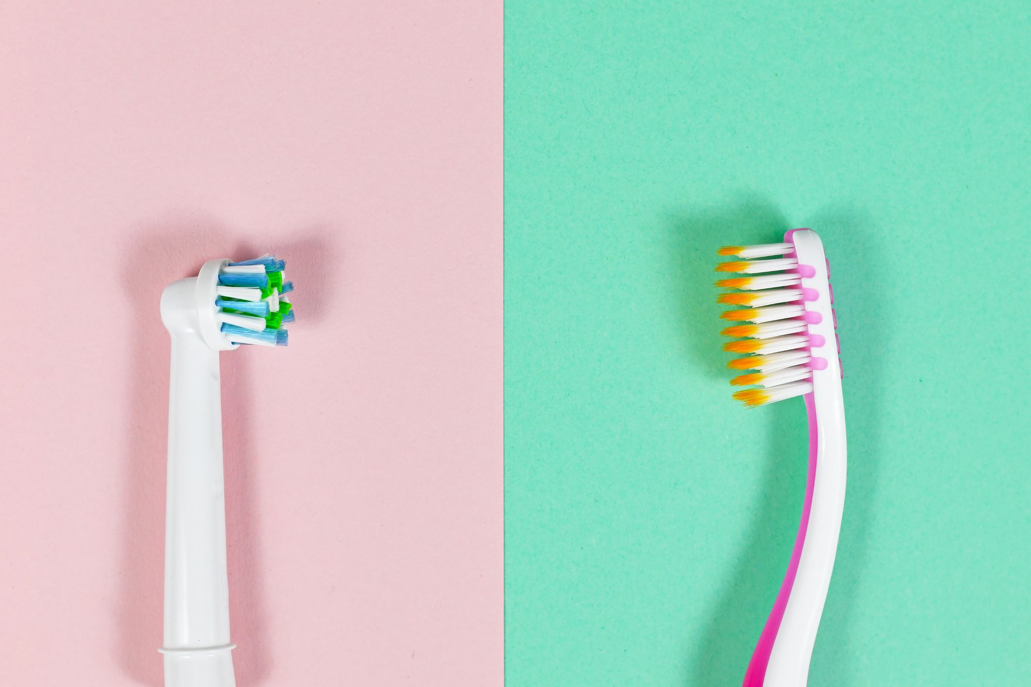 Sähköhammasharja ja tavallinen hammasharja.