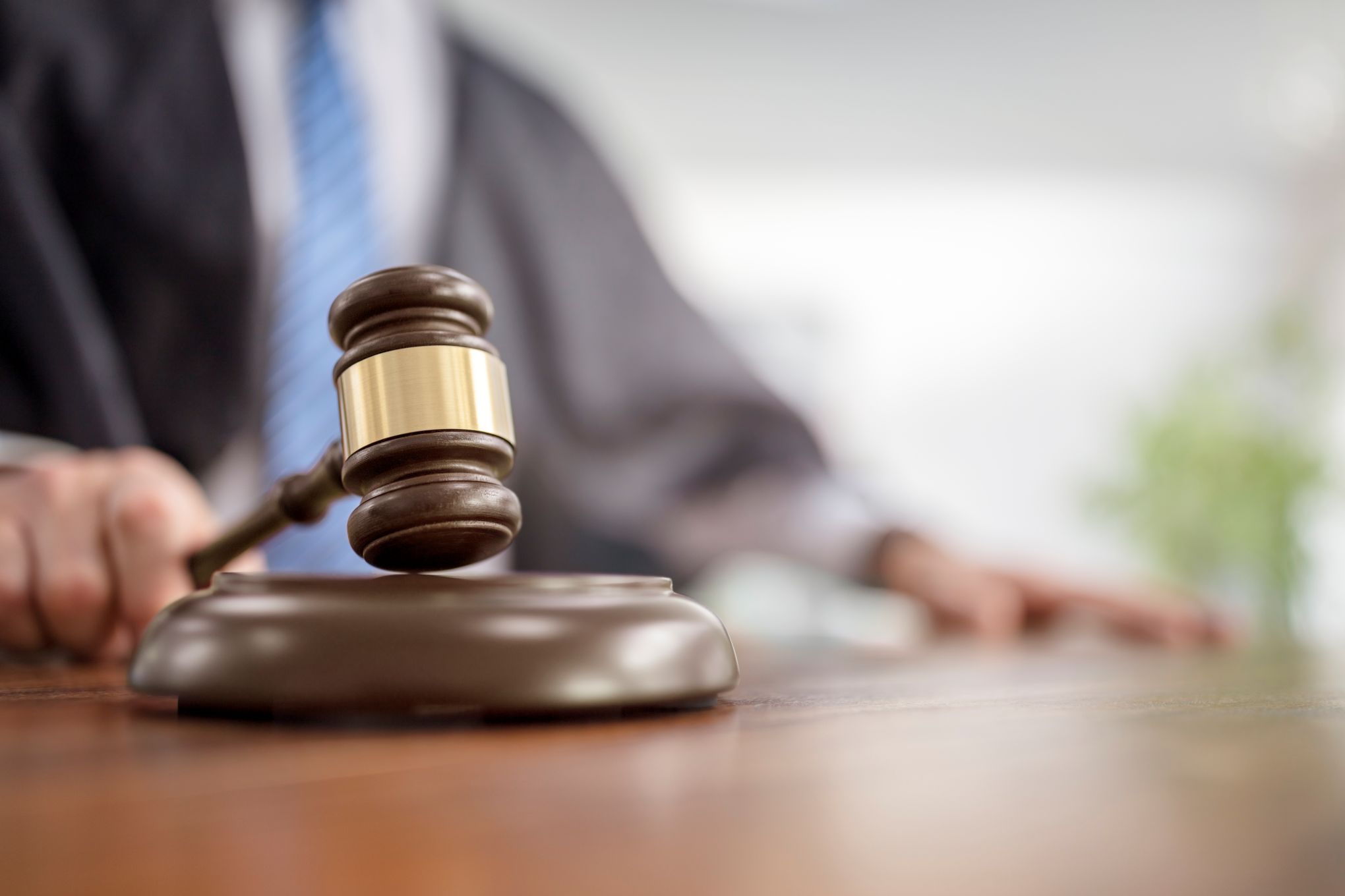 Tuomarilla on kädessään nuija.