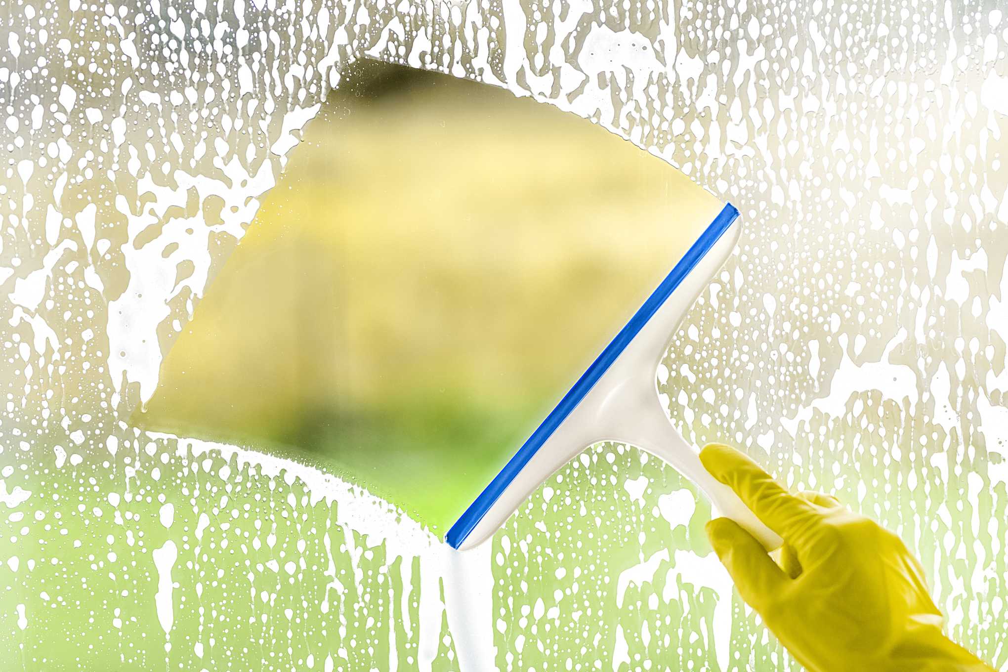 Ikkunaa pyyhitään pesulastalla.