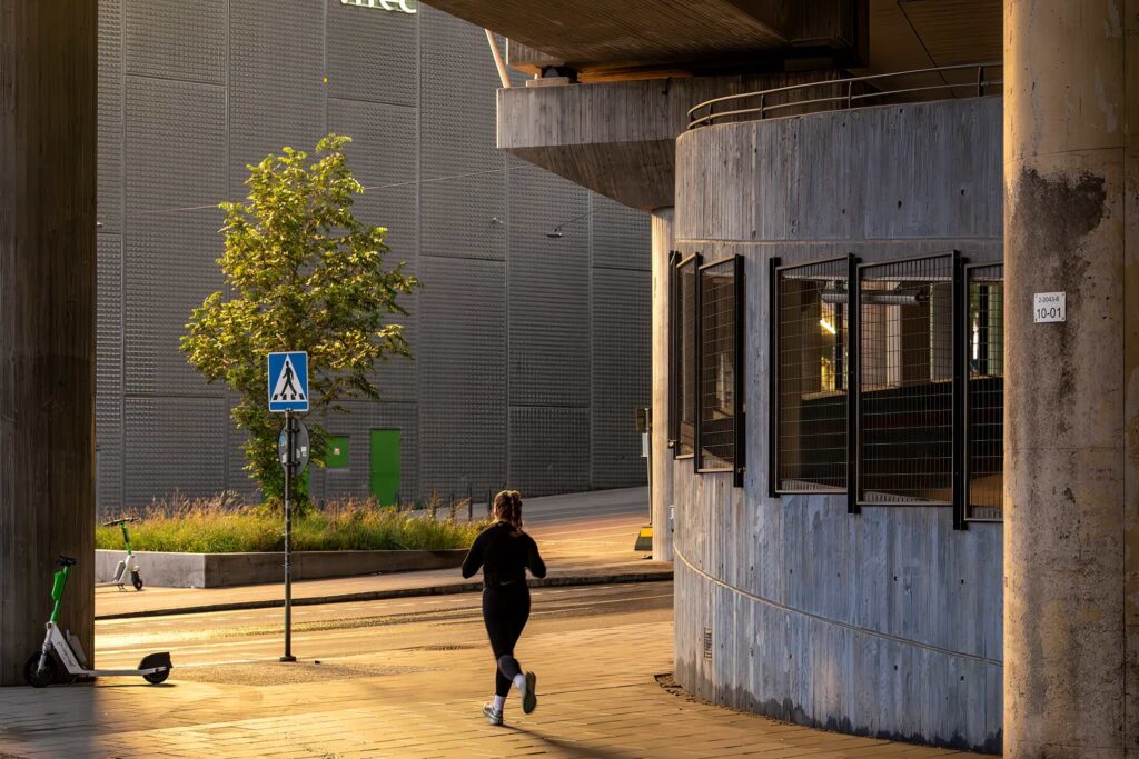 Henkilö juoksemassa kaupungissa.