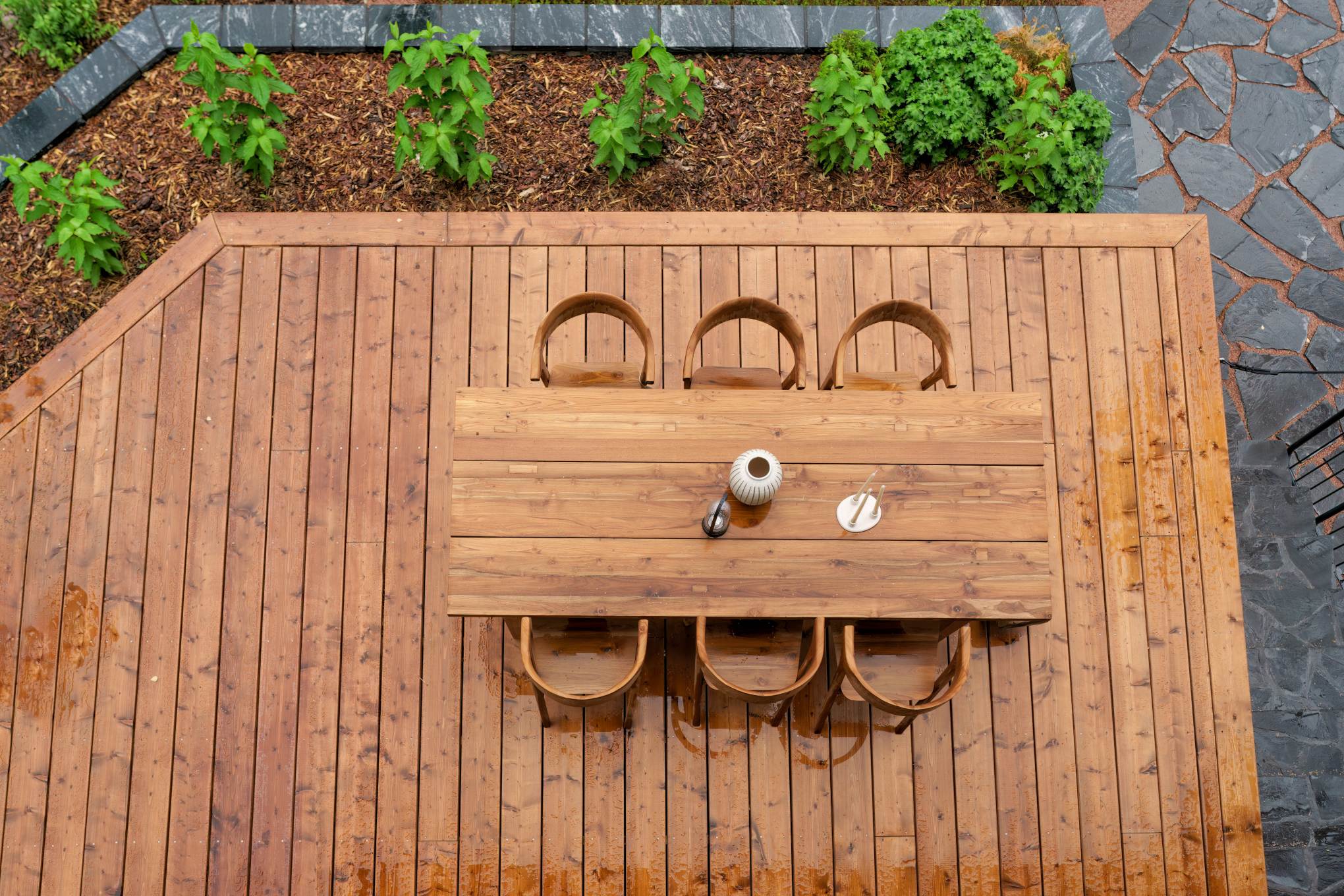 Kestopuusta tehty terassi.