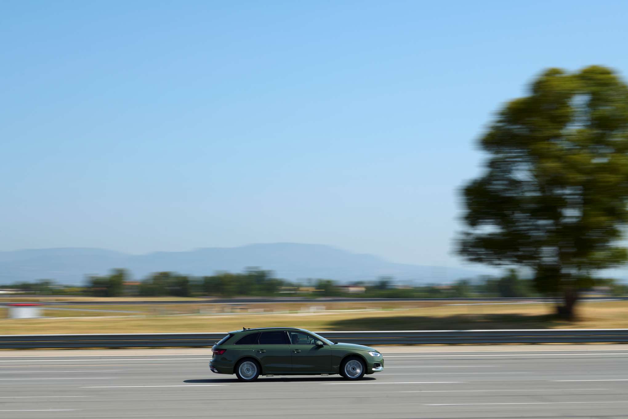 Auto ajaa kuivalla ajoradalla.