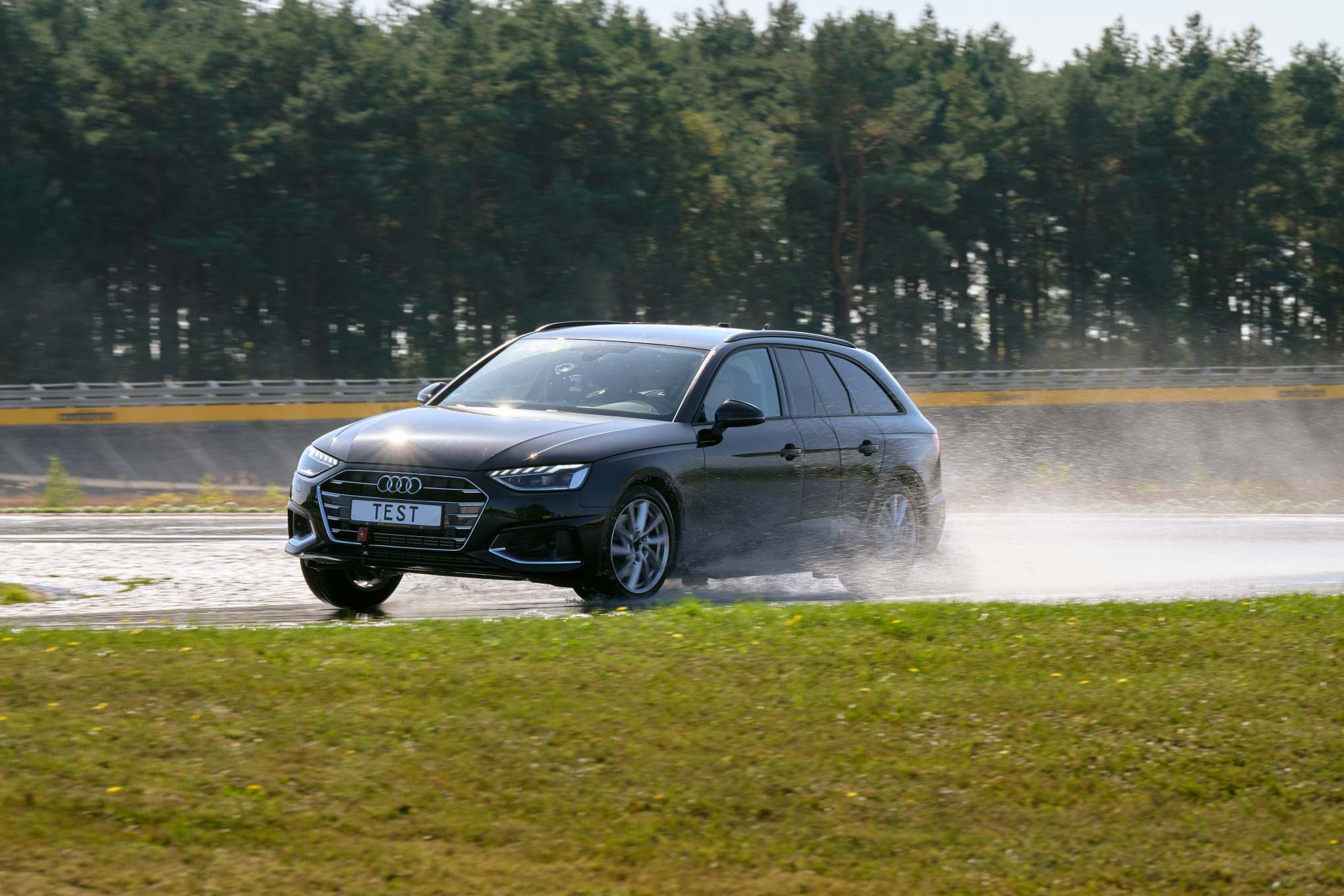 Auto ajaa märällä ajoradalla.