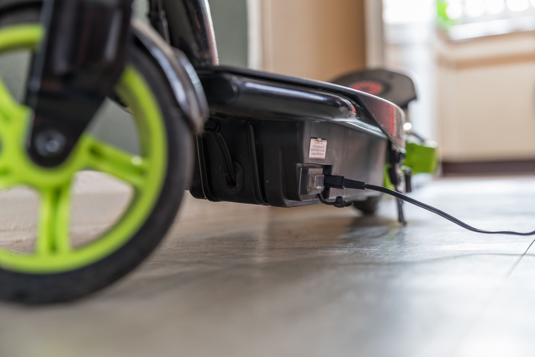 Sähköpotkulauta, jota ladataan.