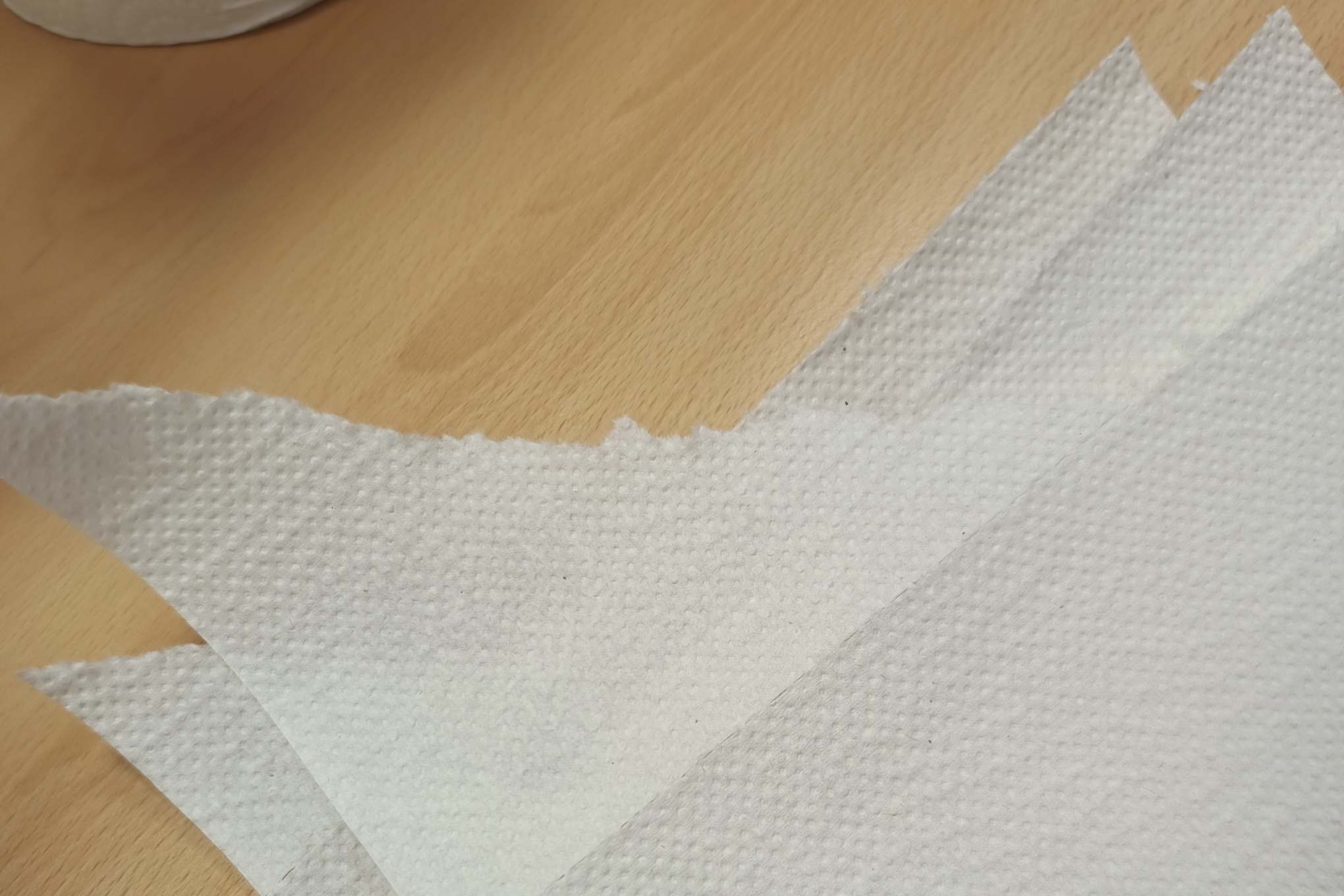 Repäistyjä talouspaperiarkkeja.