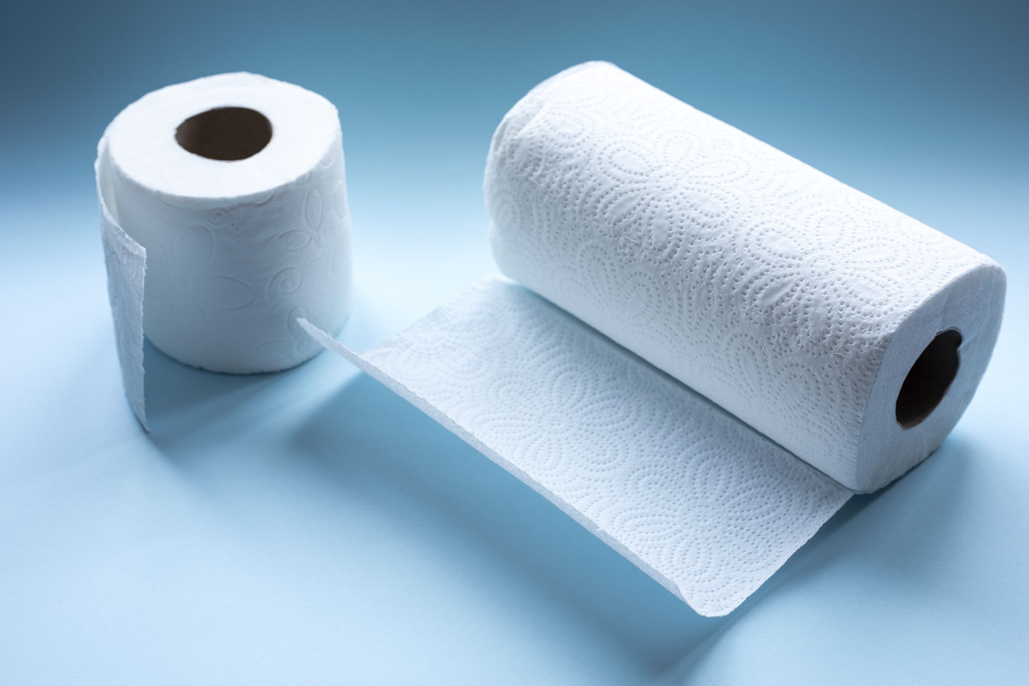 Talouspaperi- ja wc-paperirulla.