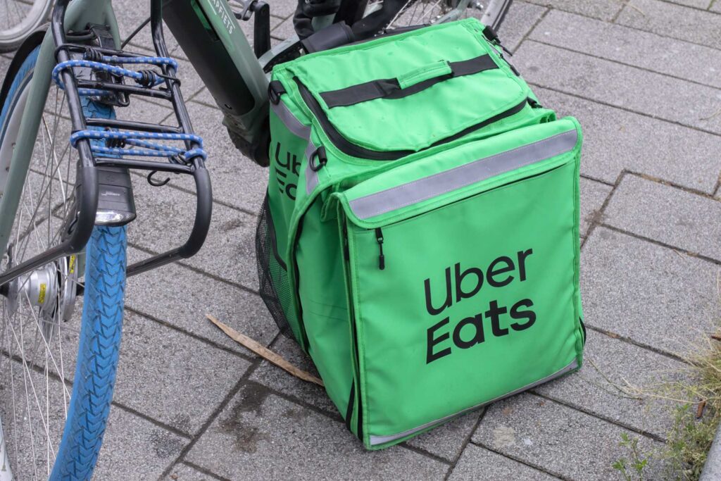 Uusi ruokalähettipalvelu aloitti toimintansa Suomessa – Uber Eats täyttää Foodoran jättämää aukkoa