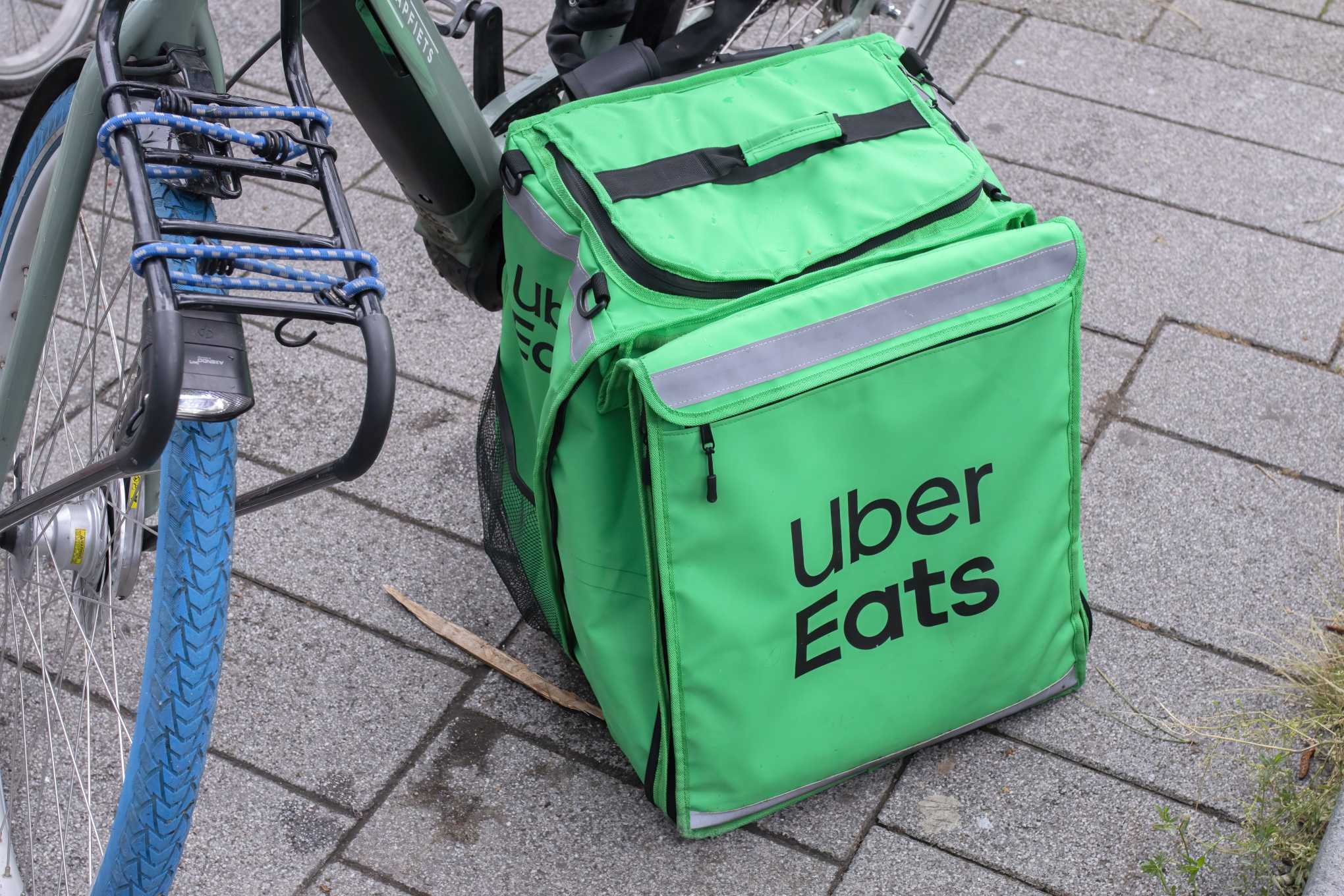 Polkupyörä ja Uber eats -ruoankuljetuslaatikko.