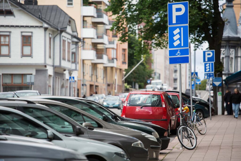 Parkkeerattuja autoja.