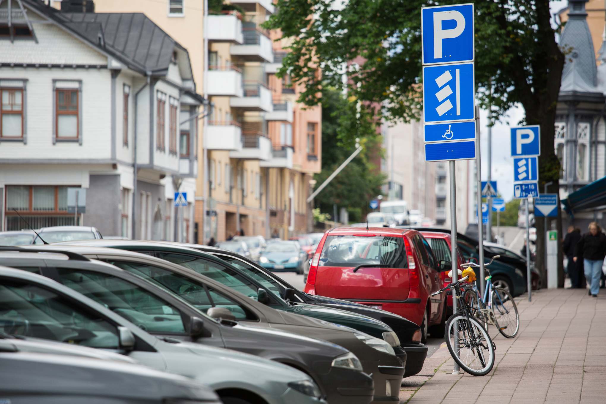 Parkkeerattuja autoja.