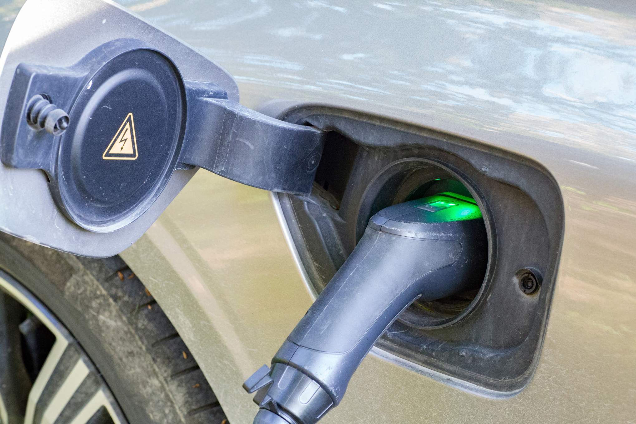 Sähköauto latauksessa.