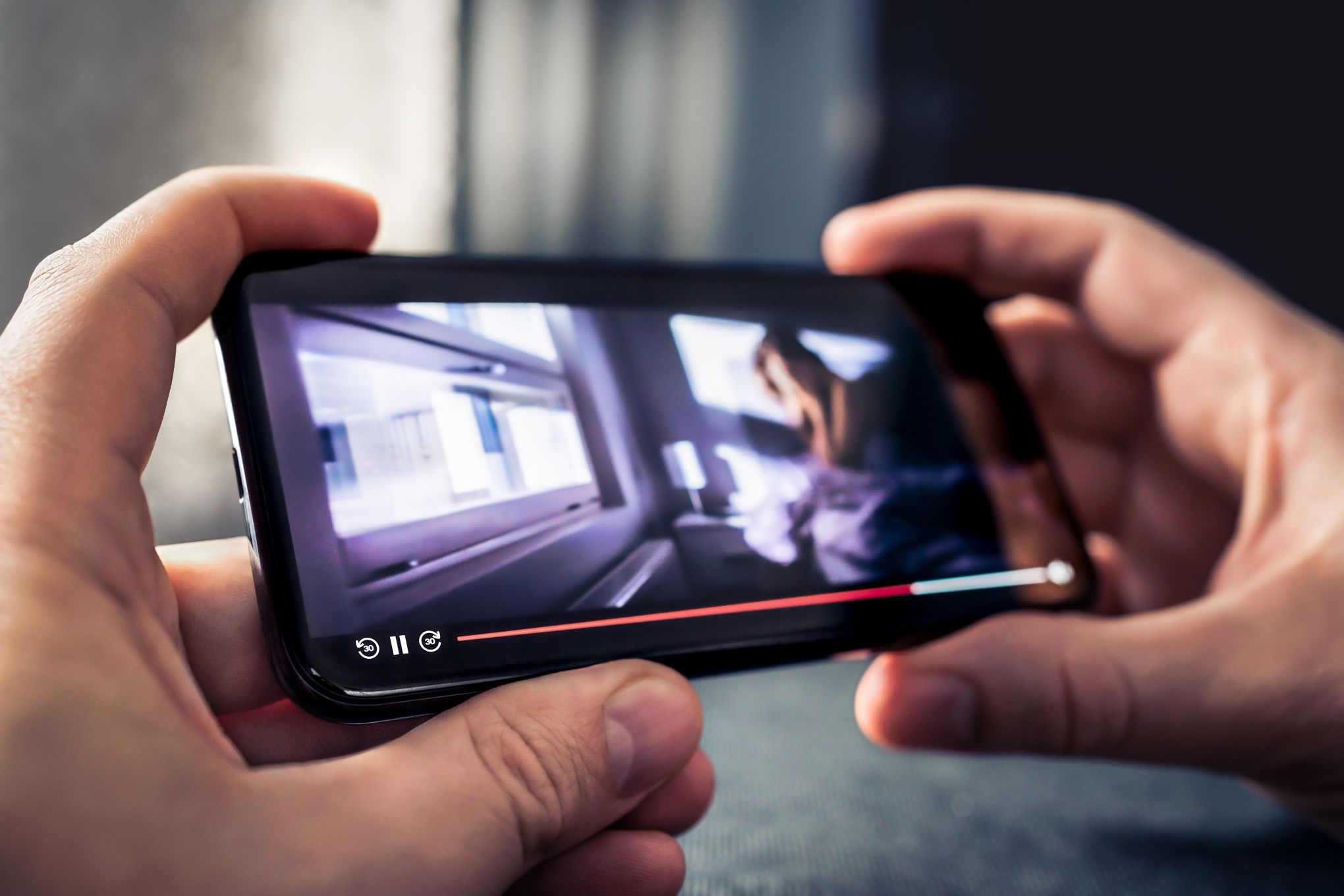 Henkilö katsoo videota puhelimella.