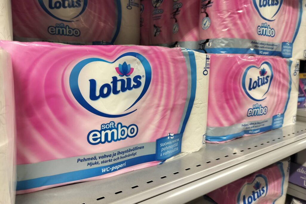 Lotus soft embo -vessapaperipakkauksia.